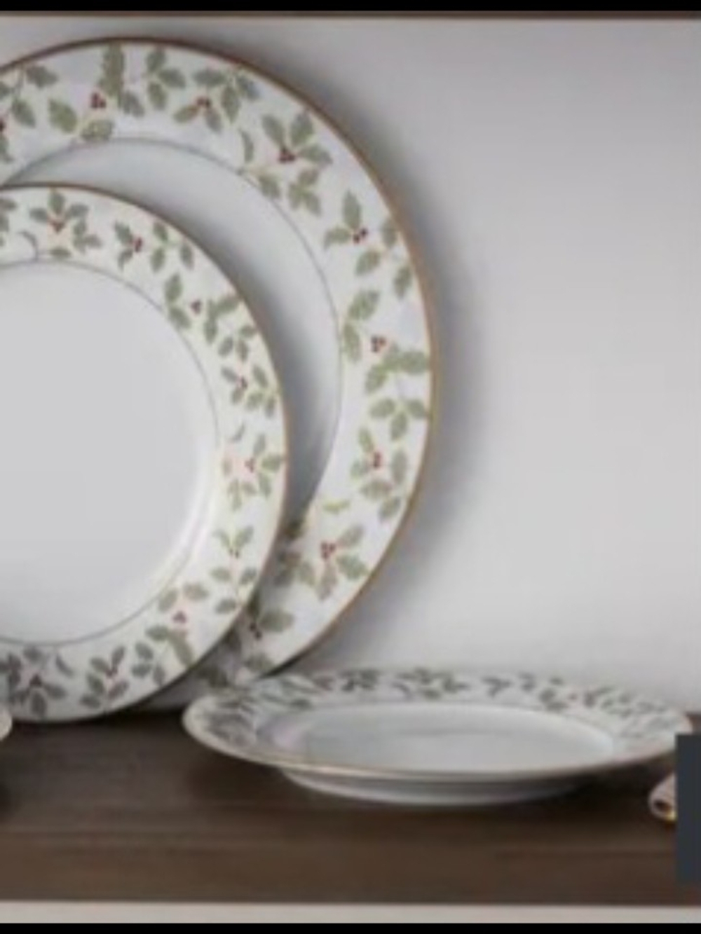 Noritake Holly Berry Gold 12pc Set (dinner, bread & dessert plates)